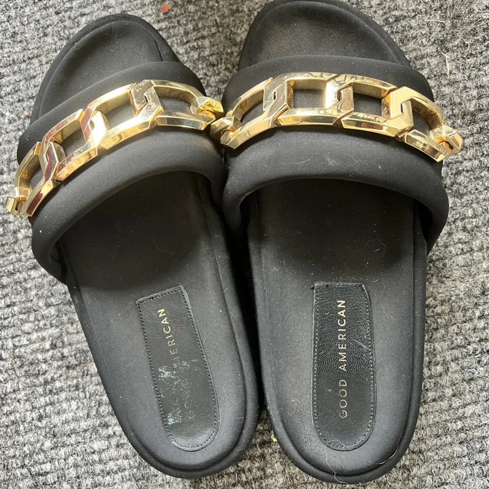 Good American Gold Chain black platform slides. Size 9 with a 2” platform.